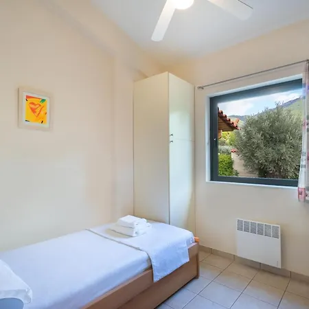 House - με μεγάλο κήπο بيت للعطل Nerotriviá