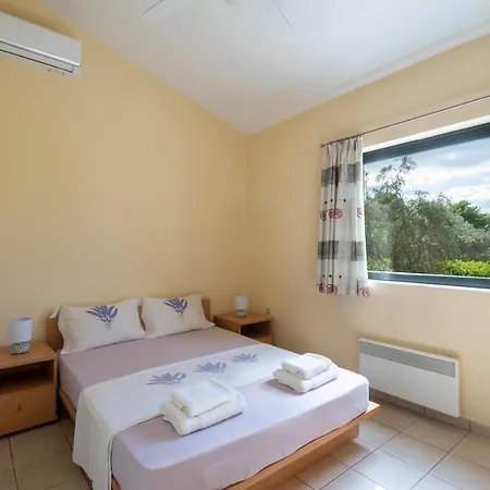 بيت للعطل House - με μεγάλο κήπο