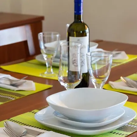 بيت للعطل House - με μεγάλο κήπο