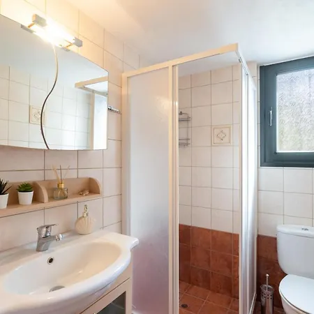 بيت للعطل House - με μεγάλο κήπο